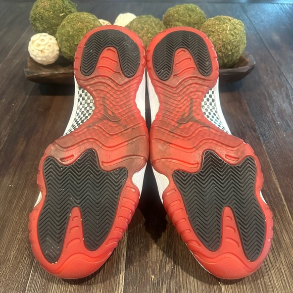 Air Jordan Retro 11 Mid Bred Sneakers (Beaters) - Picture 10 of 14